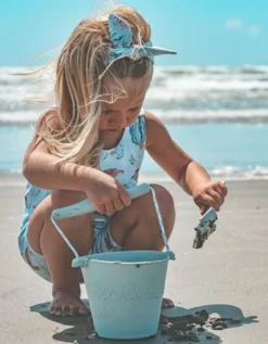 Scrunch Bucket -Toys Promotion Store fw lifestyle bucket spade girl on the beach 07.11.22